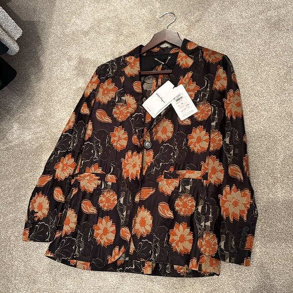 FLASH SALE $3,000 Brand New Salvatore Ferragamo Floral Blazer
Size: 36 - Picture 6 of 13
